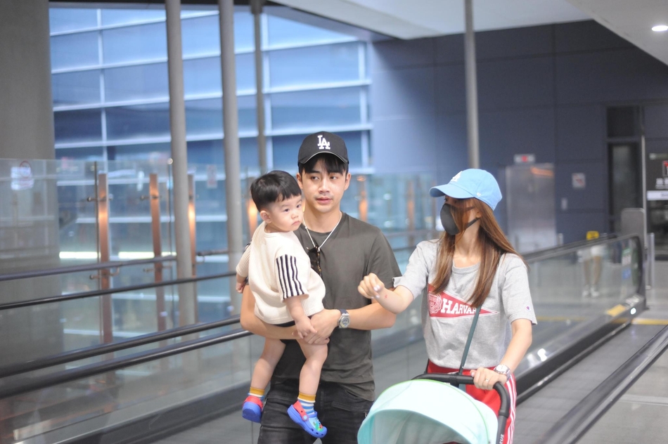 儿子西瓜头造型十分可爱,和李茂也颇为相似.