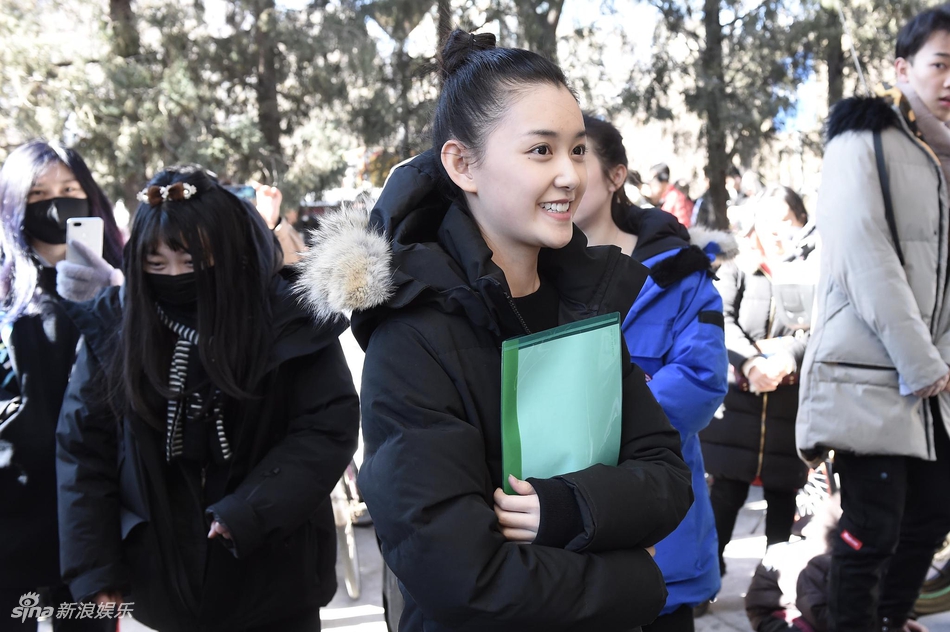 组图:蒋依依亮相北电初试 高扎马尾大方露清新素颜