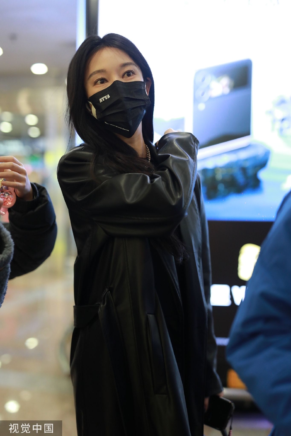 组图：张俪身穿黑色皮衣现身机场 搭配帅气靓丽个性十足