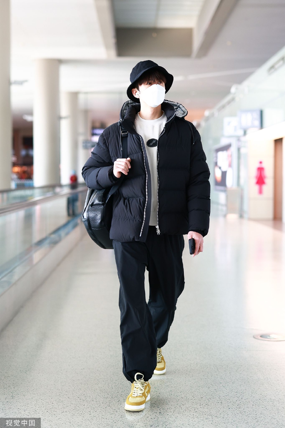 组图：张云龙全黑造型现身机场 戴渔夫帽单肩背包帅气有型