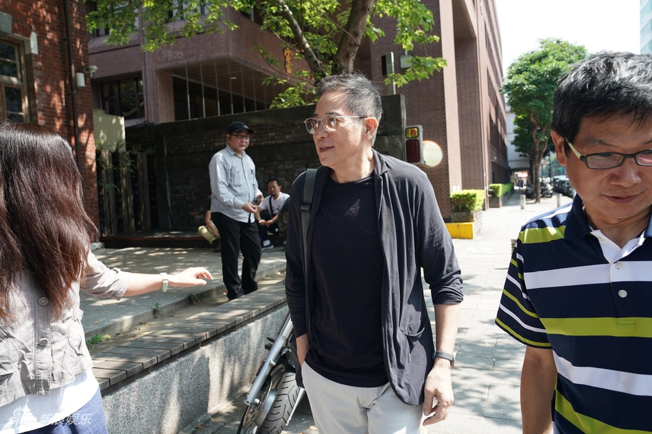 组图:秦汉任贤齐等出席已故导演刘立立回顾展 72岁秦汉帅气依旧