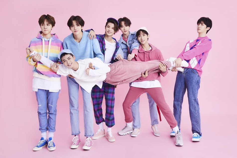 组图:乐华七子next圣诞节曝粉色系写真 俏皮甜笑浪漫气息十足