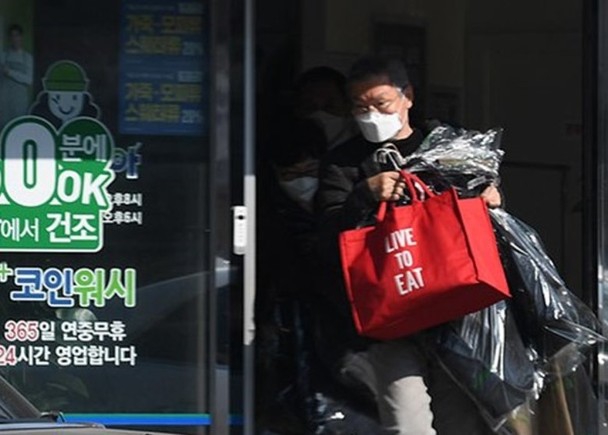 组图：导演洪尚秀与金敏喜现身洗衣店 一前一后宛如老夫老妻