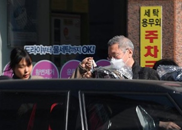 组图：导演洪尚秀与金敏喜现身洗衣店 一前一后宛如老夫老妻