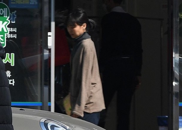 组图：导演洪尚秀与金敏喜现身洗衣店 一前一后宛如老夫老妻