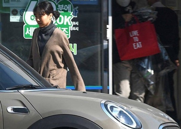 组图：导演洪尚秀与金敏喜现身洗衣店 一前一后宛如老夫老妻