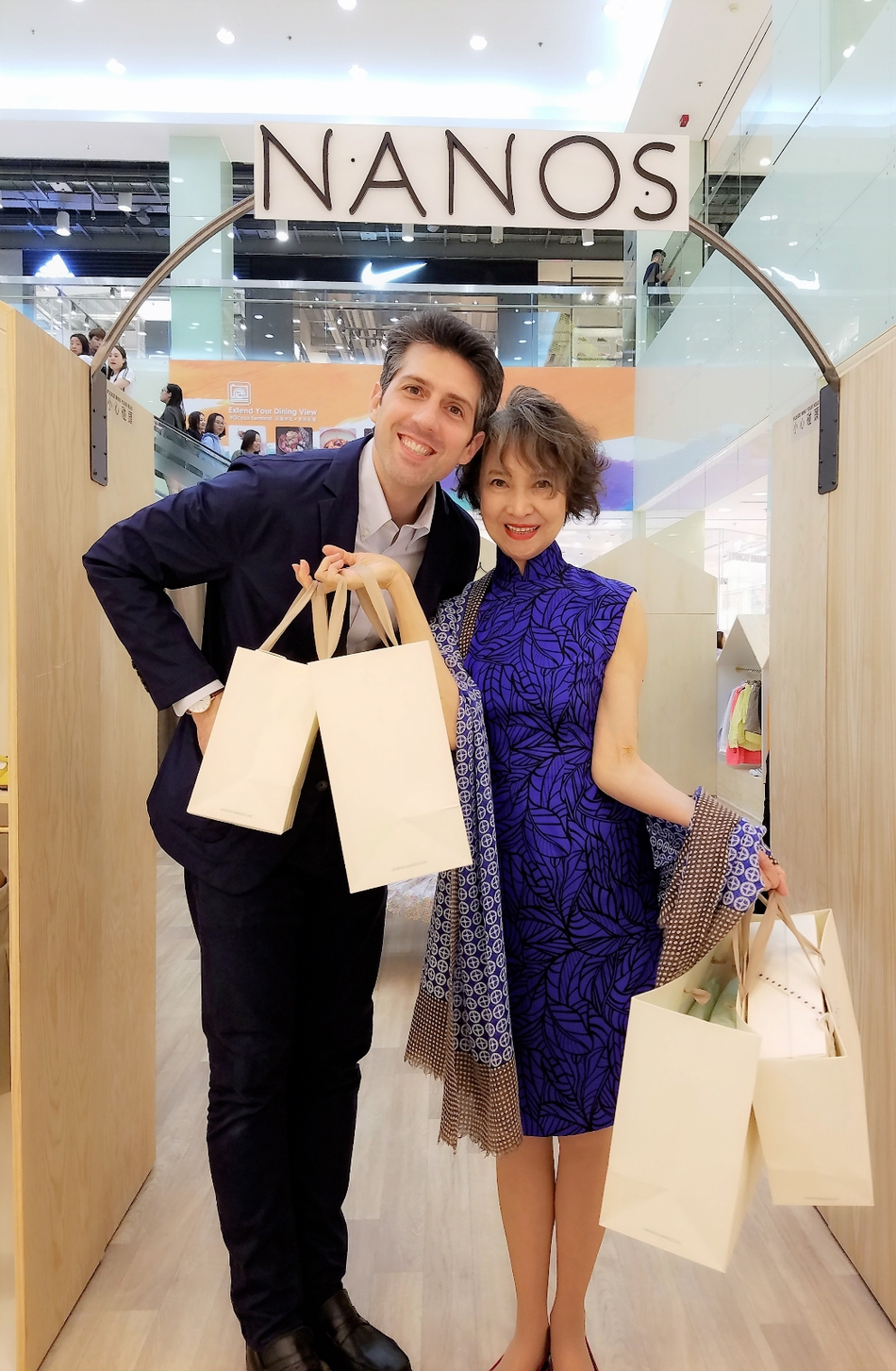 组图:梁咏琪丈夫亲迎萧芳芳 捐助基金会生意慈善两不误