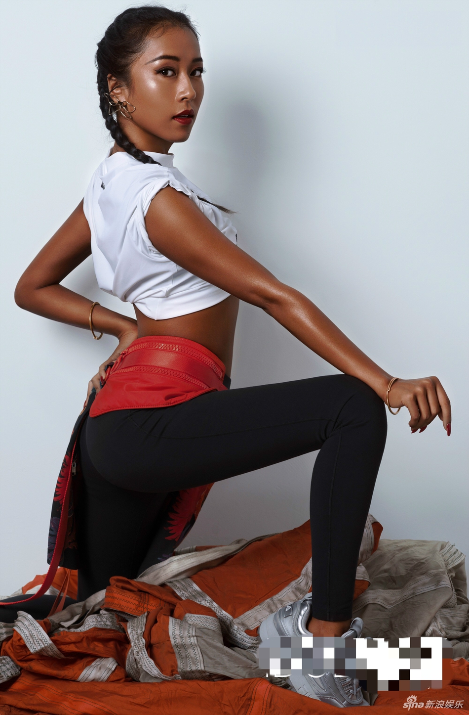 组图:吉克隽逸运动时尚大片曝光 秀火辣身材实力诠释"高级黑"