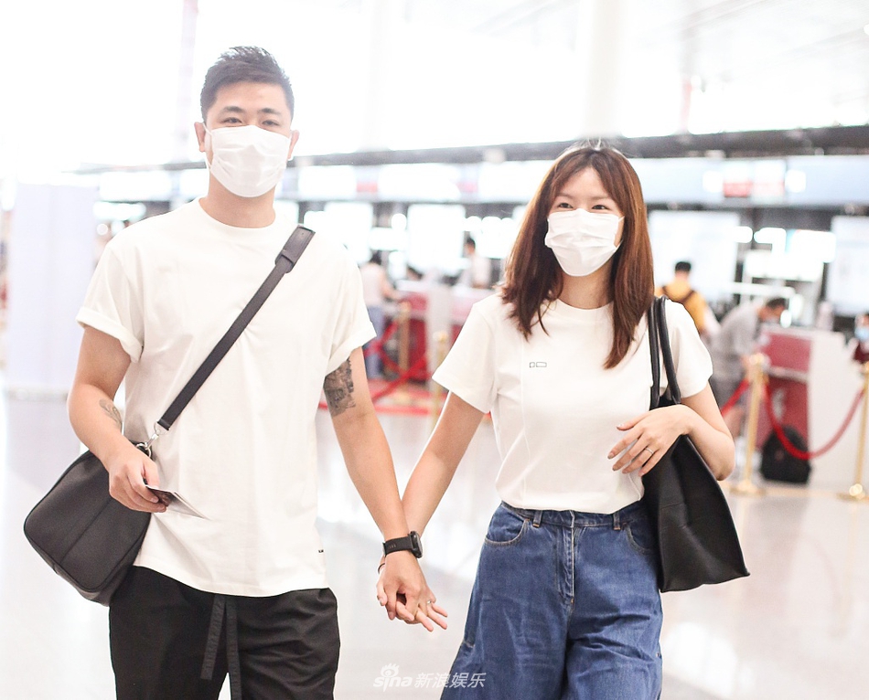 组图:李艾与老公穿情侣白t甜蜜牵手 笑意盈盈幸福快溢出屏幕