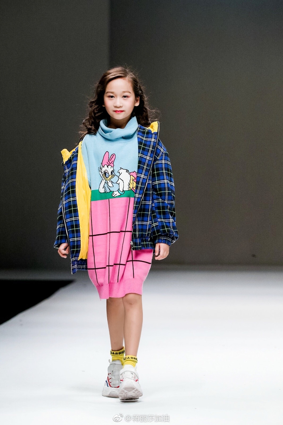 组图:蒋丽莎带儿女t台走秀 三宝贝表现出彩戳人萌点