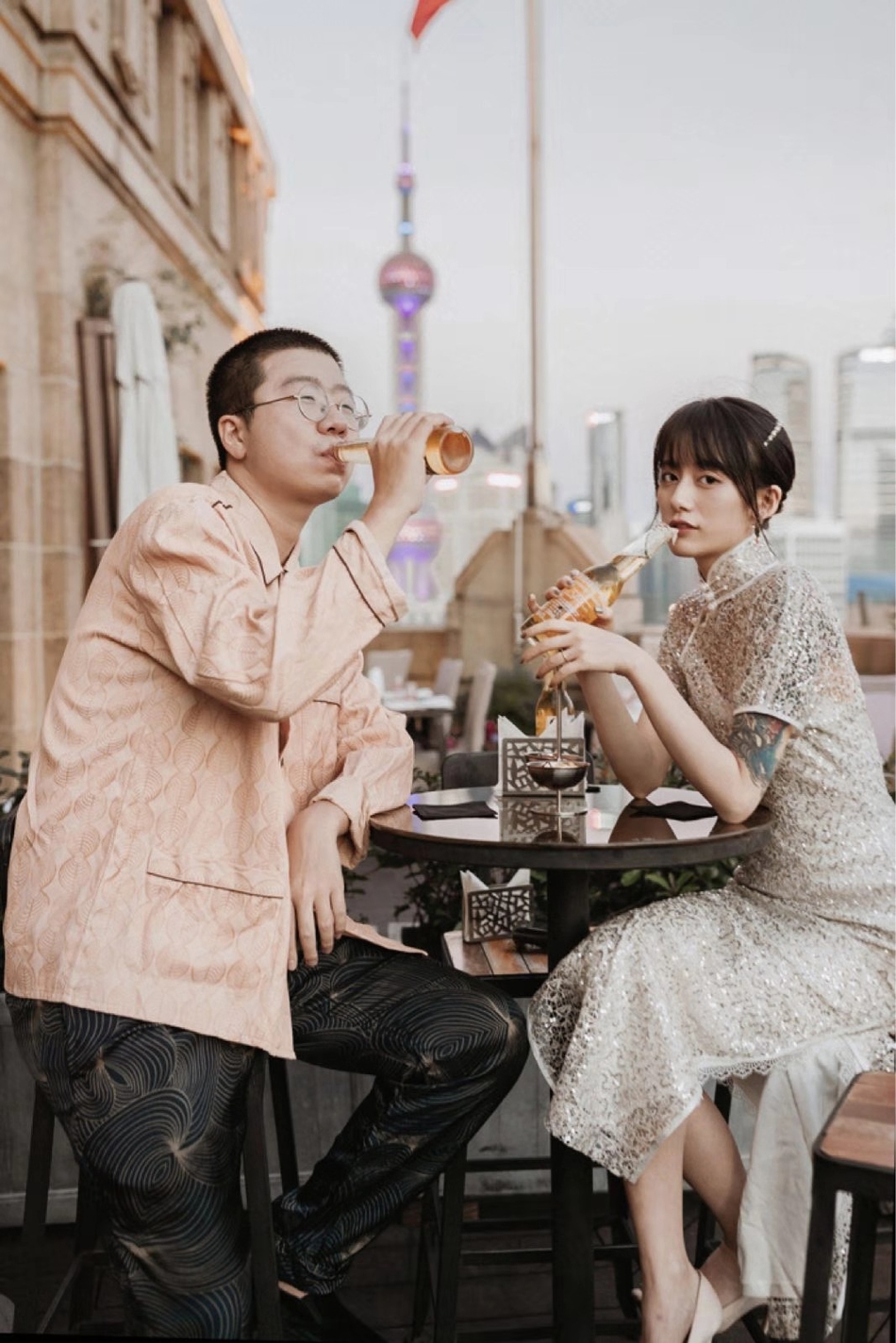 组图:李诞黑尾酱晒情侣写真 网友:李诞上辈子拯救了世界吧