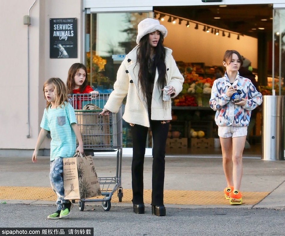 组图：梅根·福克斯穿米白色外套出街 带孩子购物十分温馨