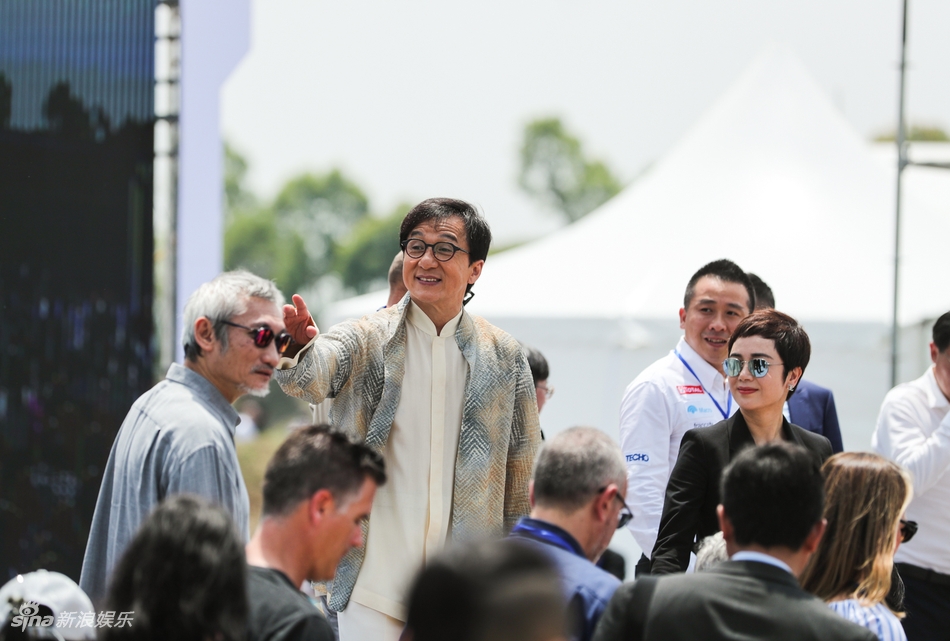 7 19 新浪娱乐讯 5月13日,演员成龙回到了母亲故乡安徽,在蚌埠湖心