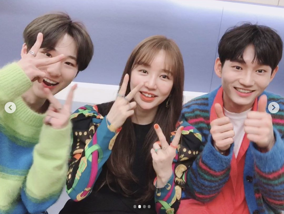 组图：35岁尹恩惠近照曝光 对镜甜笑露标志兔牙超可爱