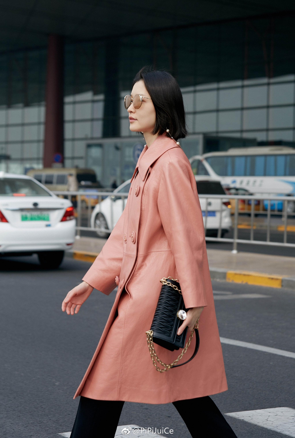 04 12:00:30 4 / 4 新浪娱乐讯 3月4日,模特兼演员杜鹃现身机场,启程