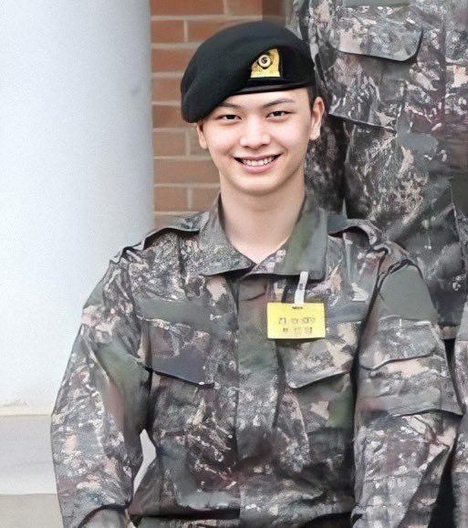 組圖：陸星材最新軍裝照曝光 端莊正坐咧嘴笑帥氣依舊