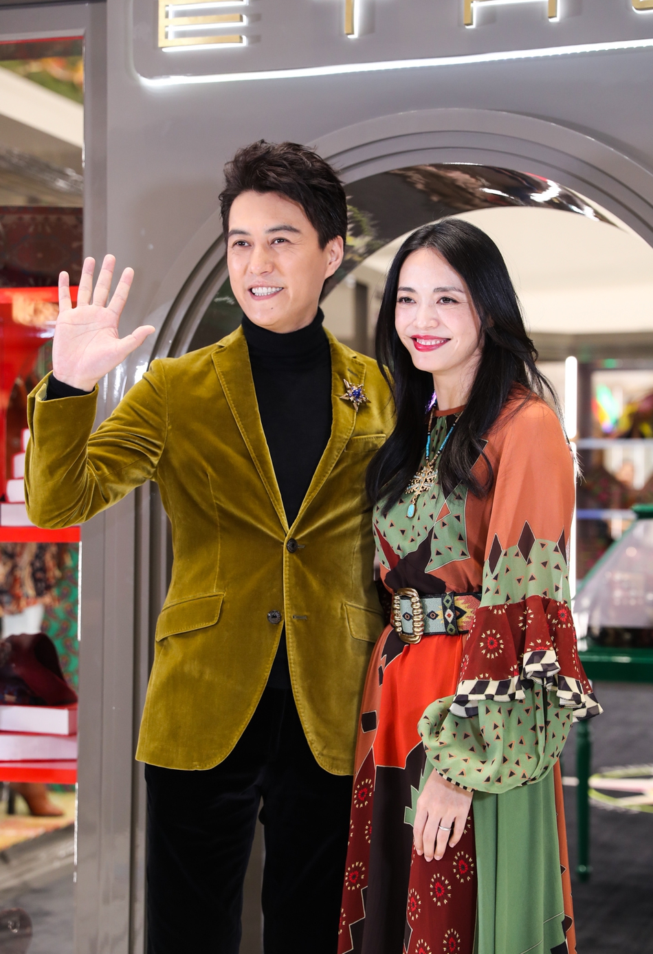 组图姚晨靳东现身活动相谈甚欢男帅女美似偶像剧情节