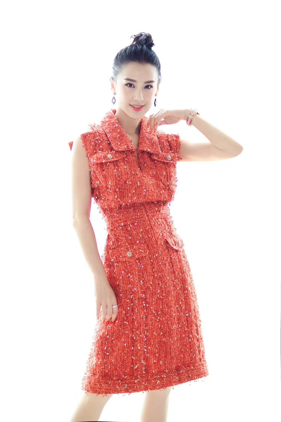 黄圣依时尚写真展招牌笑容 穿红色连衣裙小露香肩