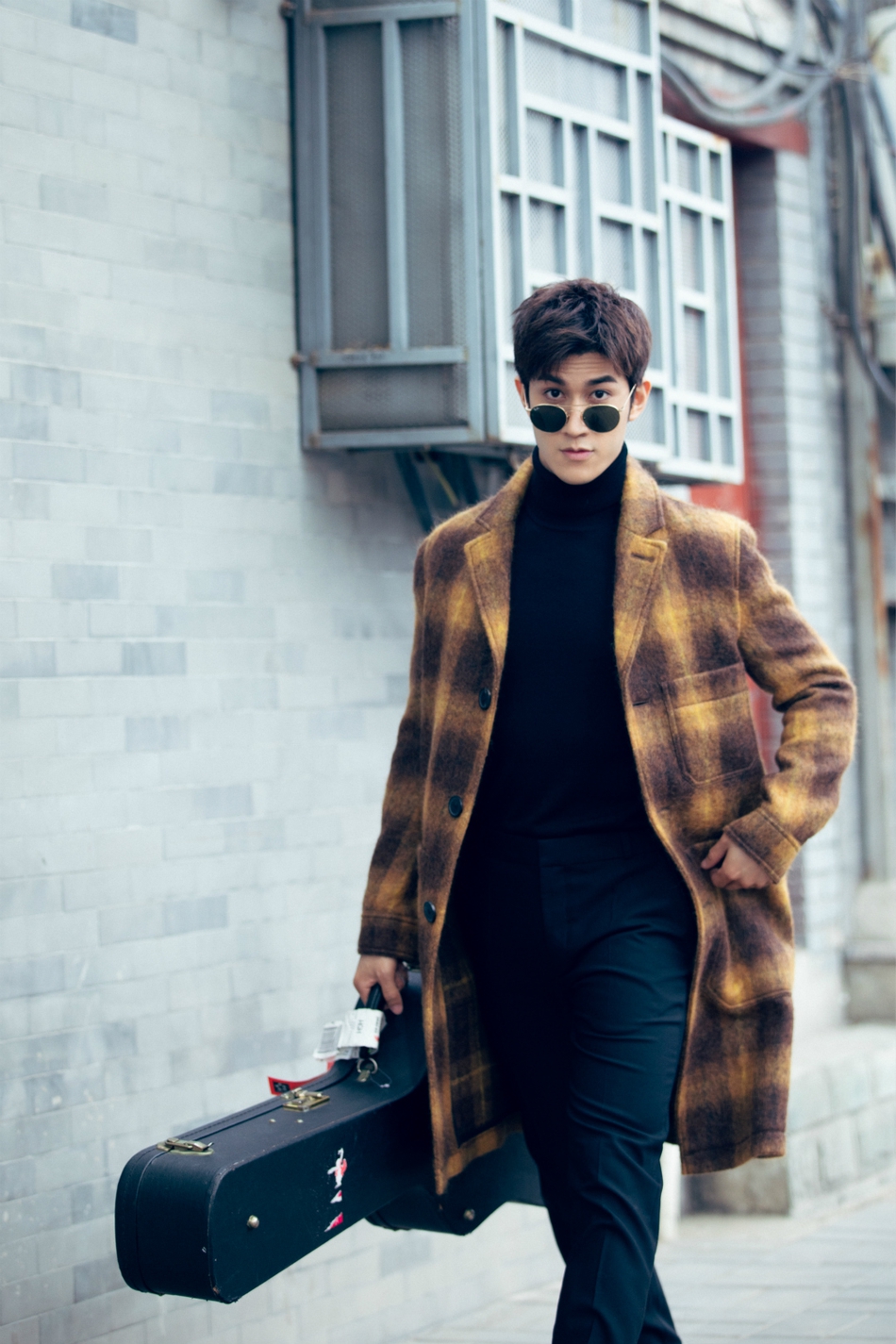 组图:李治廷胡同写真曝光 欧式型男平移北京胡同_高清图集_新浪网