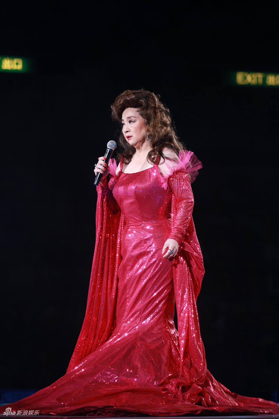 组图69岁徐小凤穿鱼尾裙优雅展身姿好友现身帮唱助阵