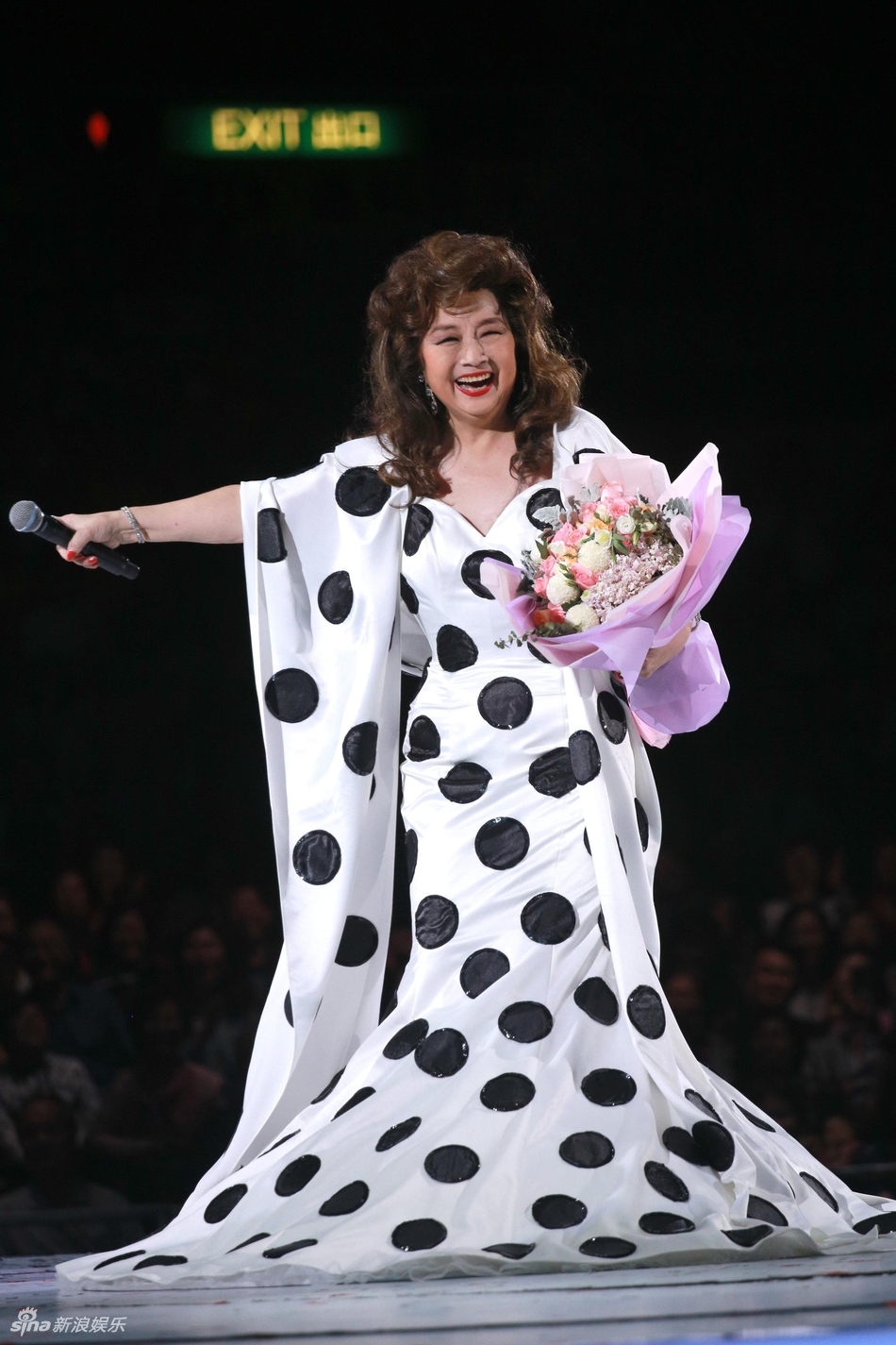 组图:69岁徐小凤穿鱼尾裙优雅展身姿 好友现身帮唱助阵