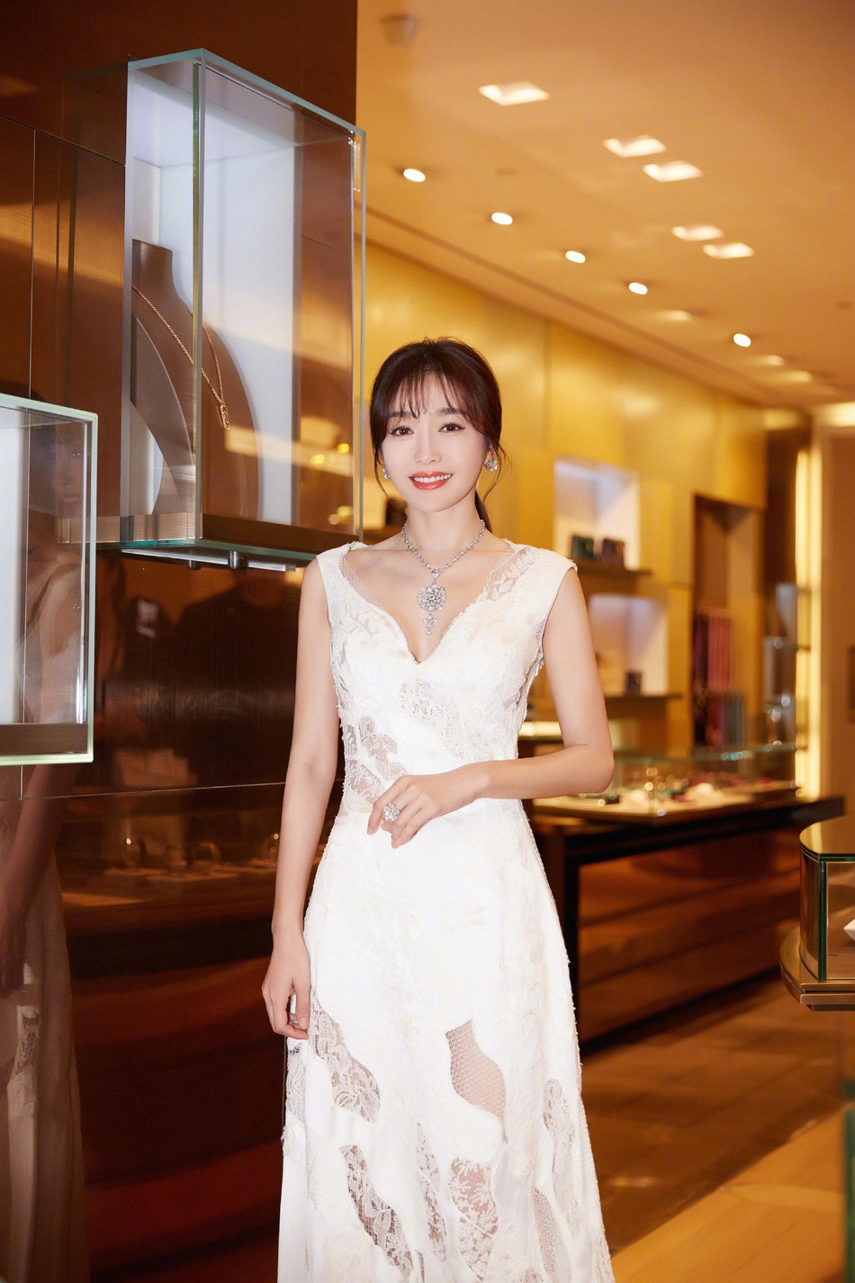 组图秦岚深v透视长裙现身温婉柔美优雅动人