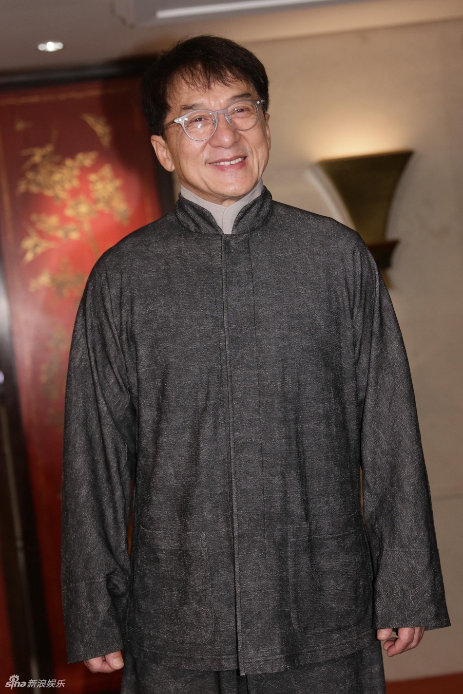 组图:成龙亮相戴眼镜显儒雅 71岁汪明荃优雅着装举止端庄