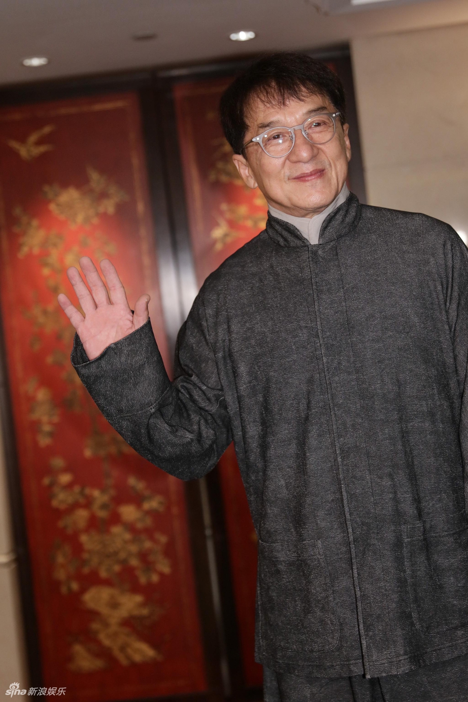 组图:成龙亮相戴眼镜显儒雅 71岁汪明荃优雅着装举止端庄