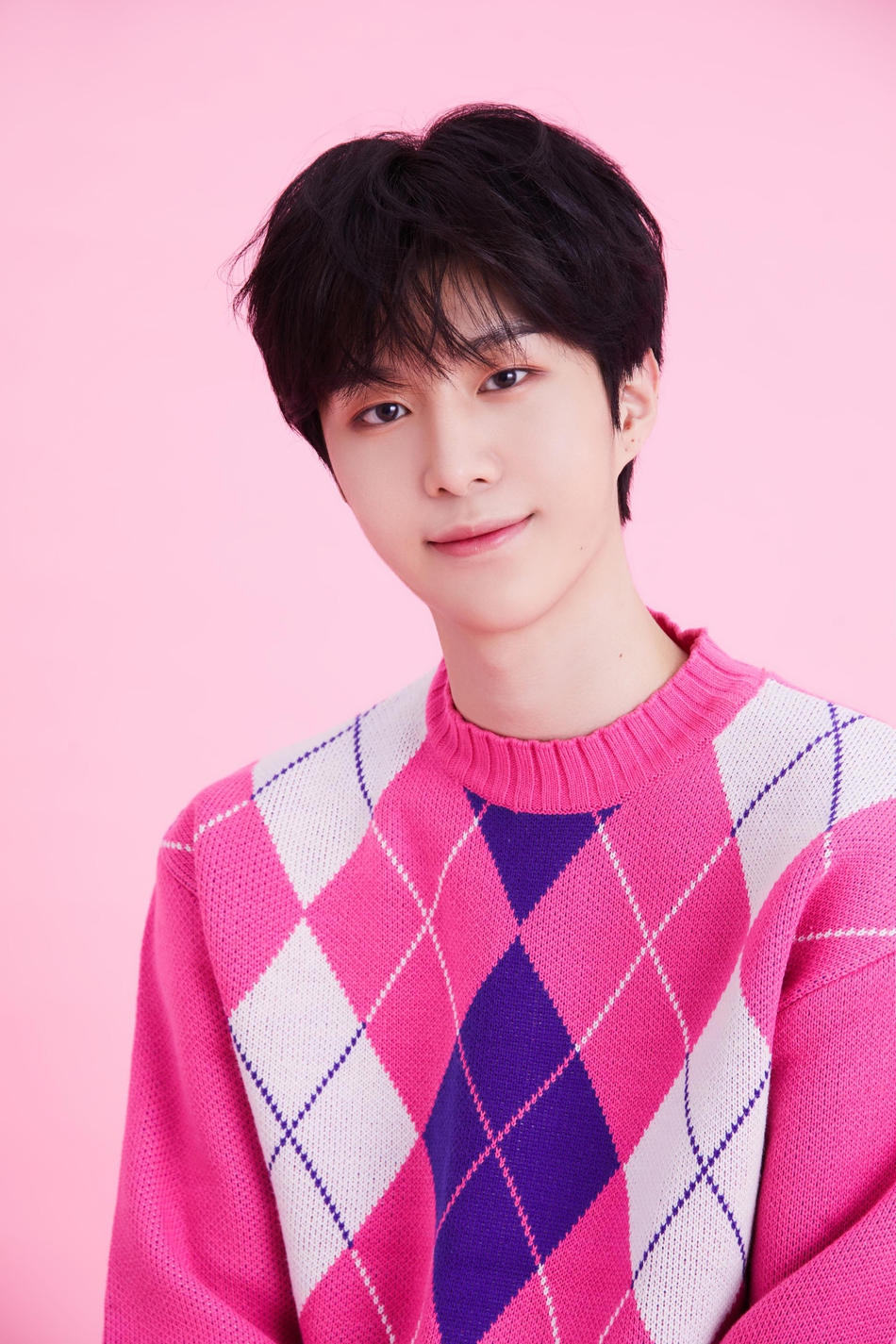 组图:乐华七子next圣诞节曝粉色系写真 俏皮甜笑浪漫气息十足