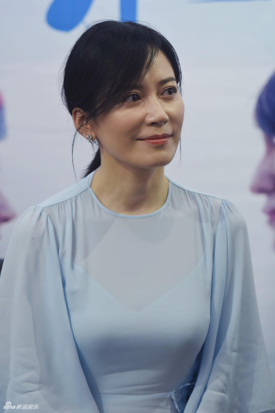 组图:俞飞鸿杭州宣传新片气质优雅 蓝裙飘逸笑容甜美女神范十足