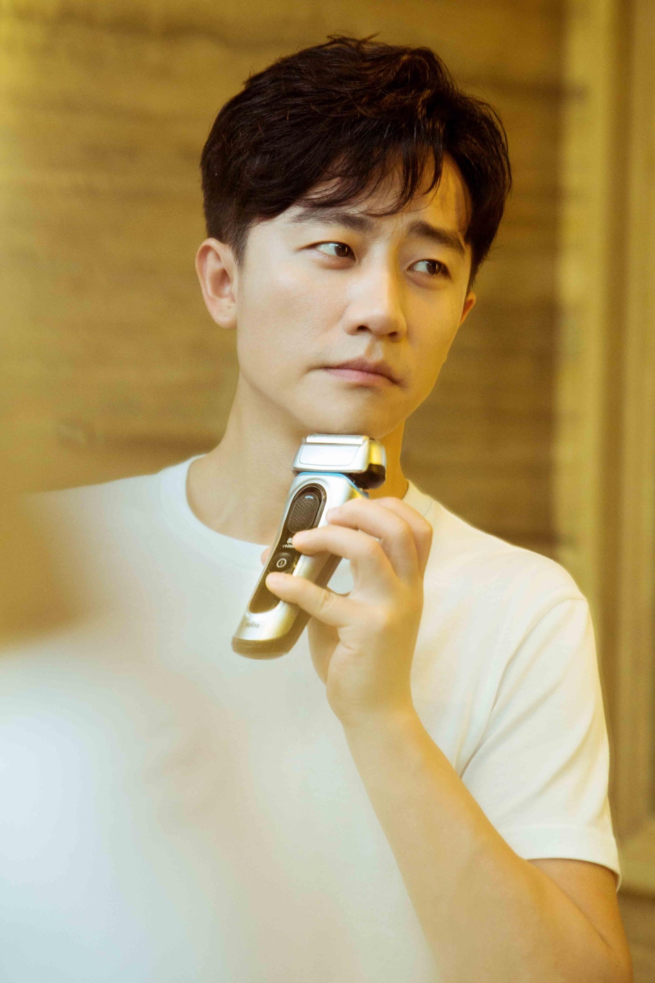 组图:黄轩久违晒九宫格美图 纯净白t上演撩人"教科书"