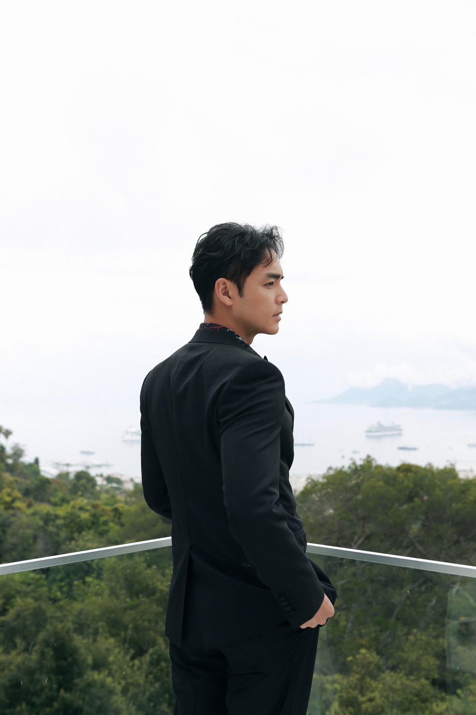 组图:明道现身戛纳出席晚宴 黑西服搭花衬衫雅痞气质尽显