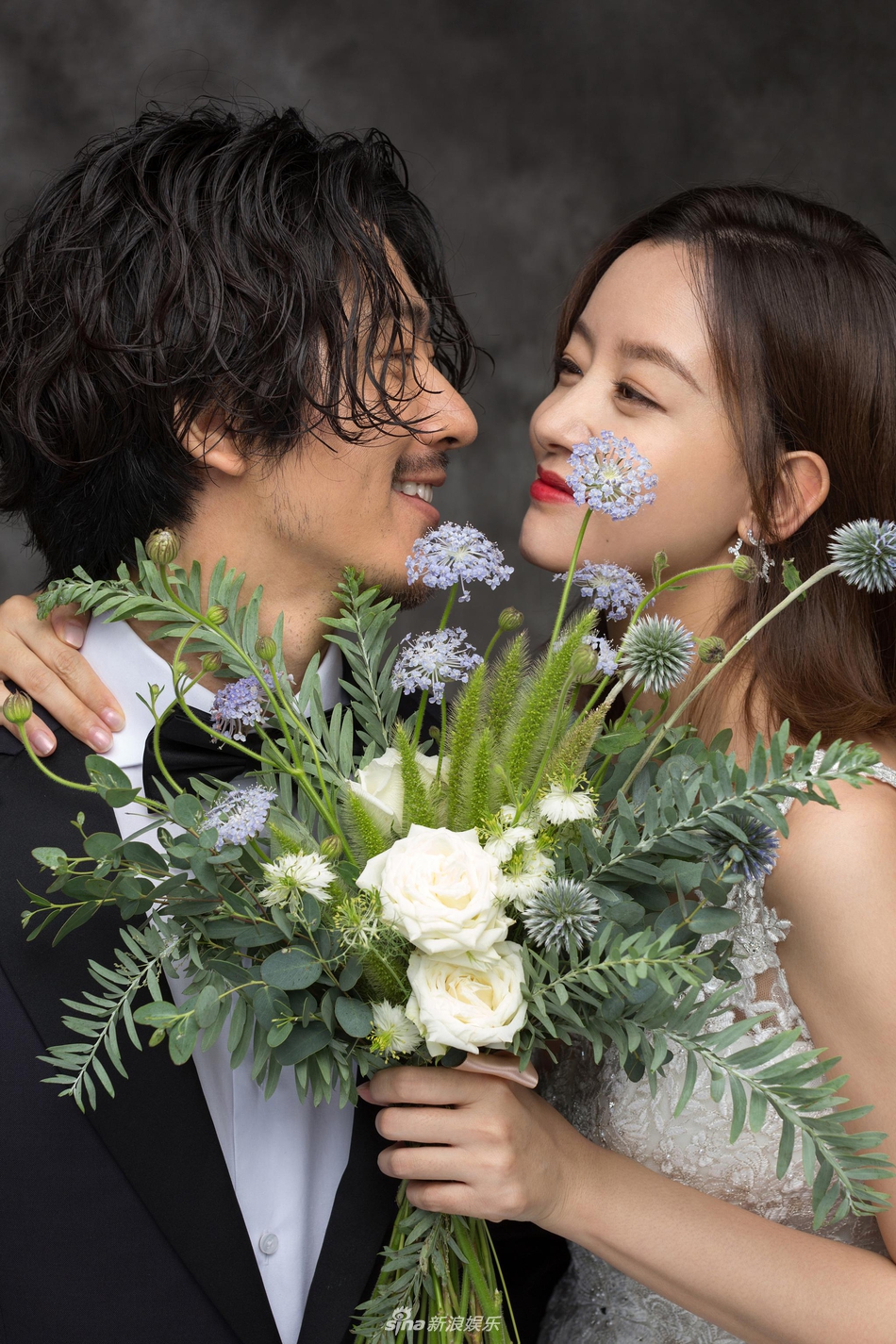 组图:江奇霖周奇奇明日办婚礼 恩爱揽腰甜蜜对视