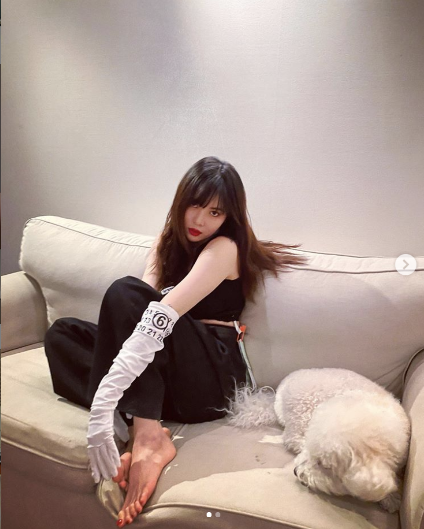 組圖：泫雅晒對鏡自拍性感可愛 大秀健美身材馬甲線吸睛