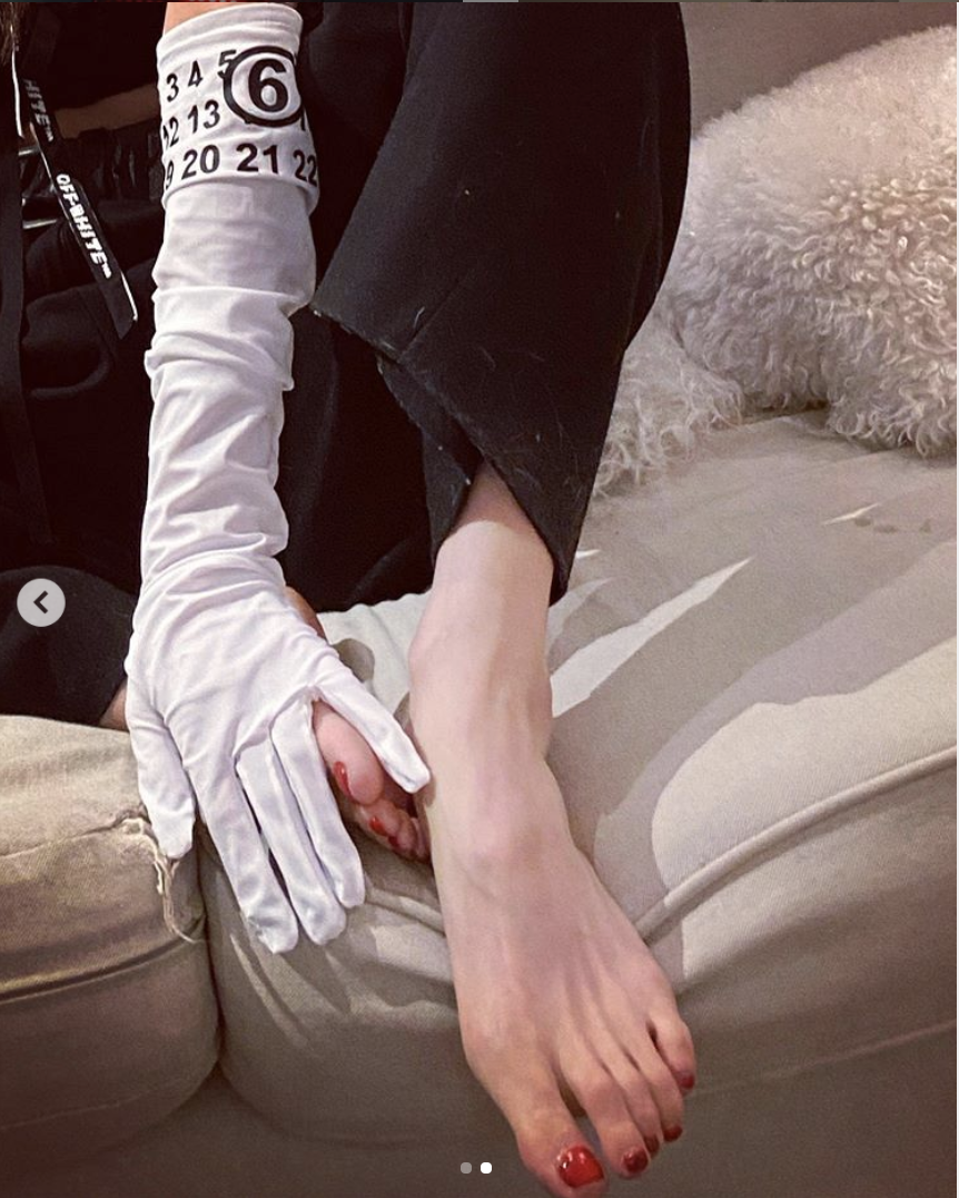 組圖：泫雅晒對鏡自拍性感可愛 大秀健美身材馬甲線吸睛