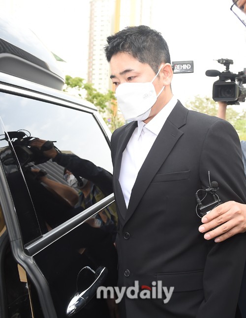 組圖：姜志煥性侵強制猥褻案二審開庭 穿西服戴口罩亮相全程低頭