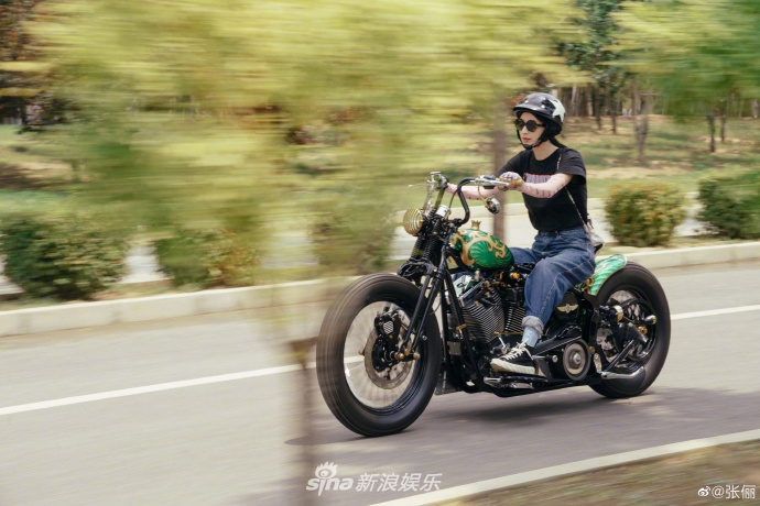 组图:张俪骑摩托参加周奇奇婚礼 英姿飒爽化身超a机车少女