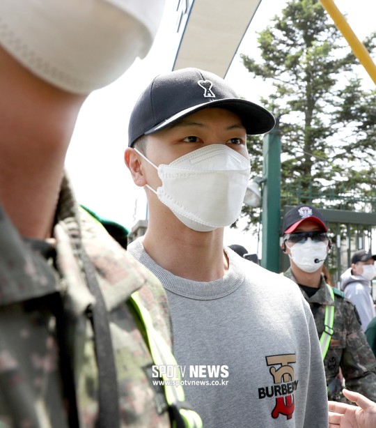 組圖：陸星材最新軍裝照曝光 端莊正坐咧嘴笑帥氣依舊