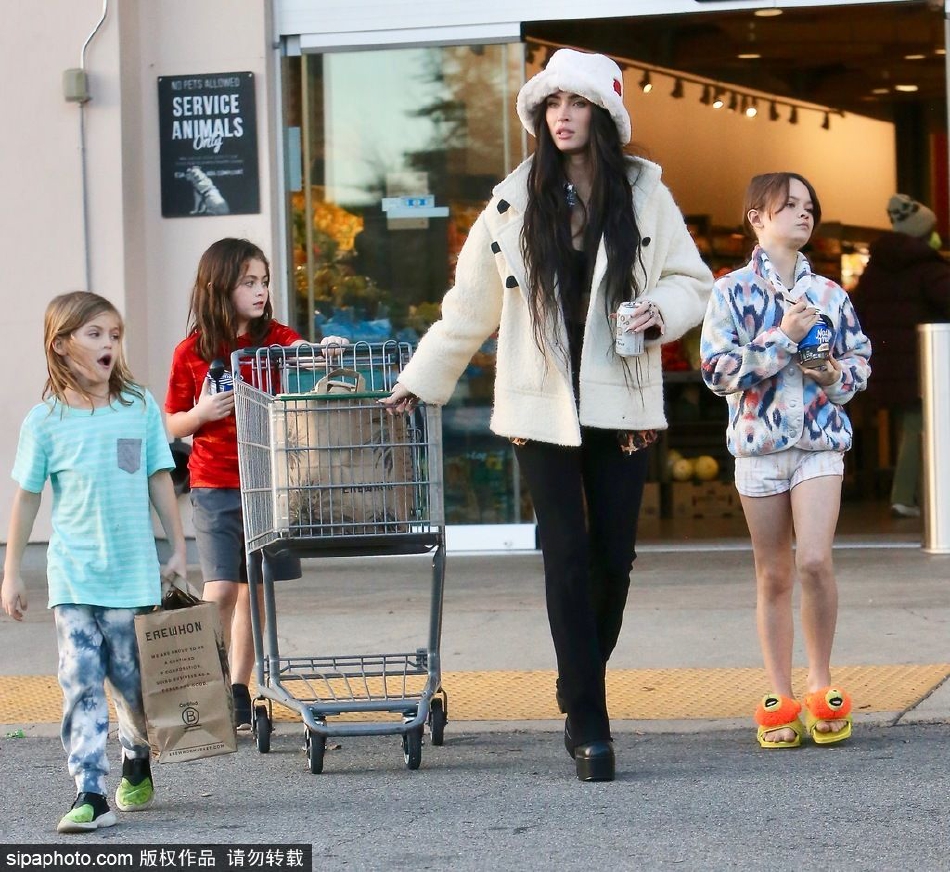 组图：梅根·福克斯穿米白色外套出街 带孩子购物十分温馨