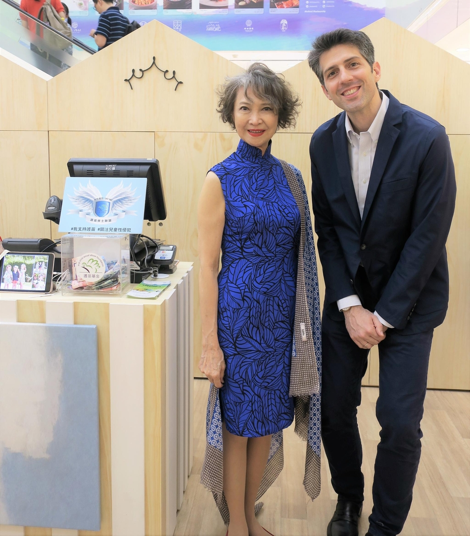 组图:梁咏琪丈夫亲迎萧芳芳 捐助基金会生意慈善两不误