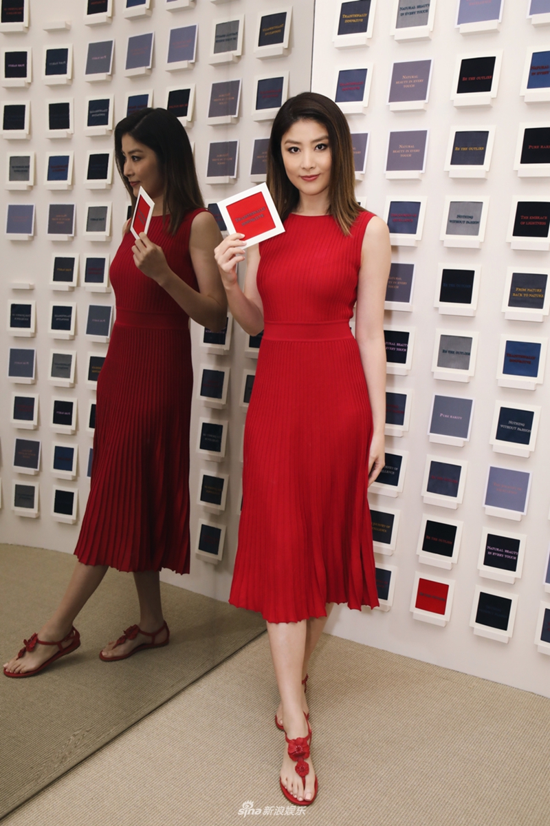 组图:陈慧琳随心平底鞋穿出新境界 红裙明艳惹眼