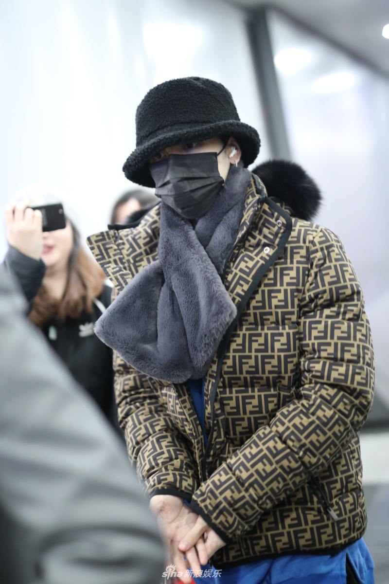 组图:王嘉尔保暖装备齐全 现身机场裹成"妈不认"