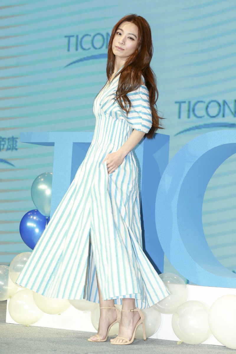 组图田馥甄穿蓝白条纹长裙文艺感爆棚卷发披肩洋溢女神范