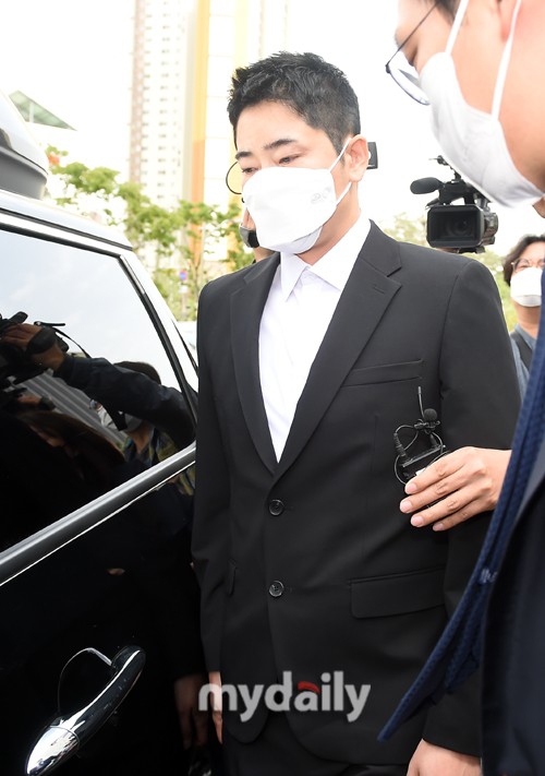 組圖：姜志煥性侵強制猥褻案二審開庭 穿西服戴口罩亮相全程低頭