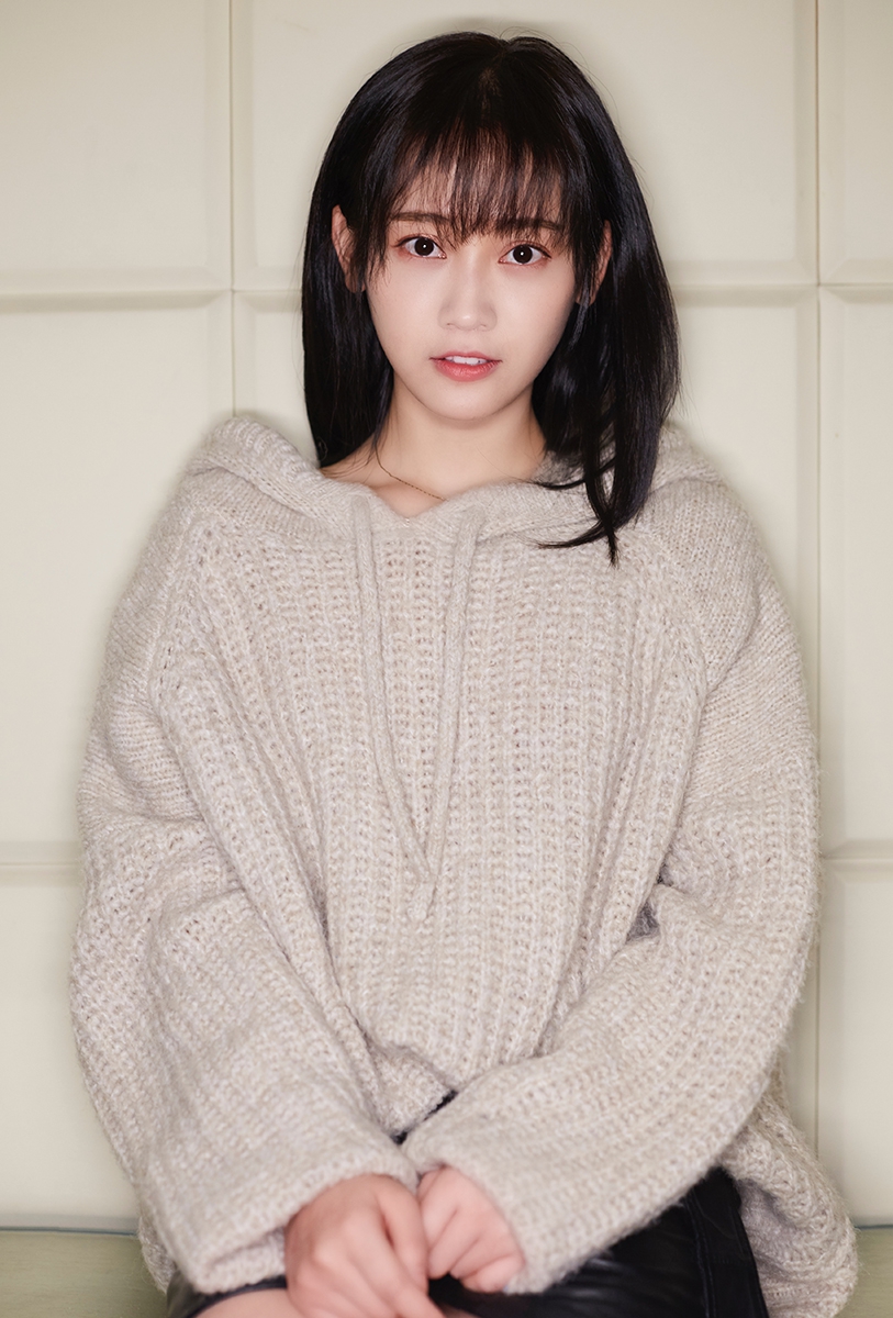 组图:郑湫泓演绎清纯"毛衣杀" 奶茶色look暖意浓浓