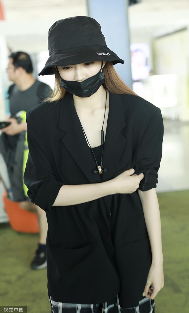 组图:徐璐穿露脐装秀a4腰 戴渔夫帽口罩遮面显神秘气质
