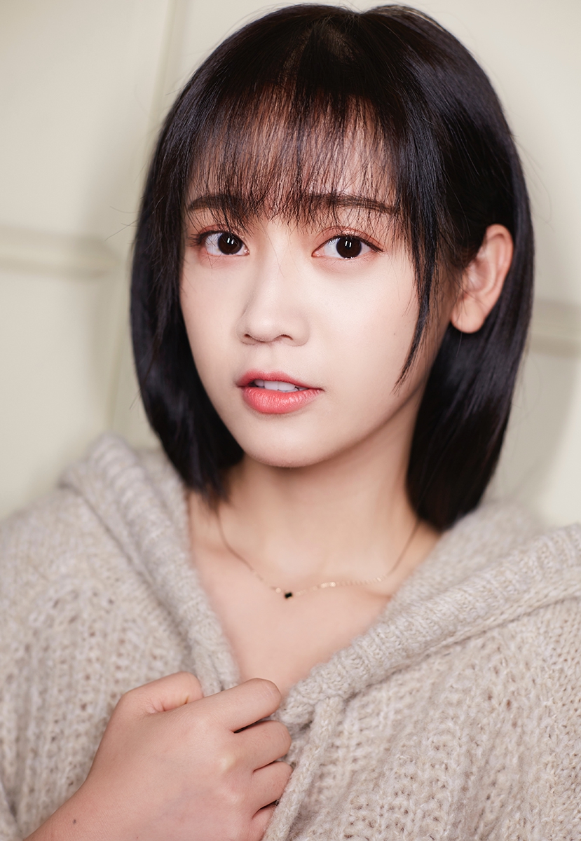 28 10:52:39 1 / 6 新浪娱乐讯 近日,演员郑湫泓曝光了一组最新写真.