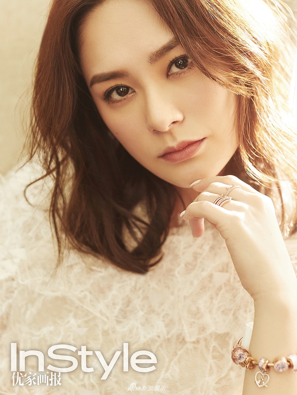 组图:钟欣潼白色系视觉写真曝光 手抱萌猫诠释极简主义