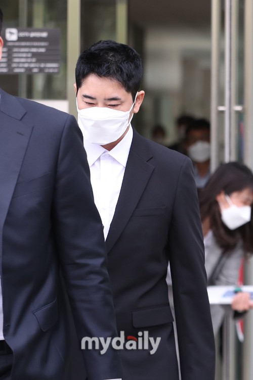 組圖：姜志煥性侵強制猥褻案二審開庭 穿西服戴口罩亮相全程低頭