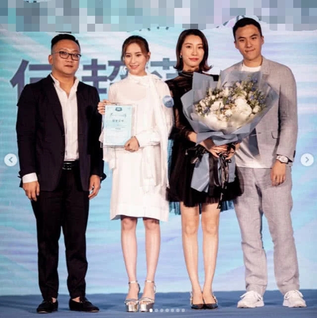 组图:窦骁女友何超莲一袭白裙超甜美 弟弟何猷启淡蓝西装显帅气